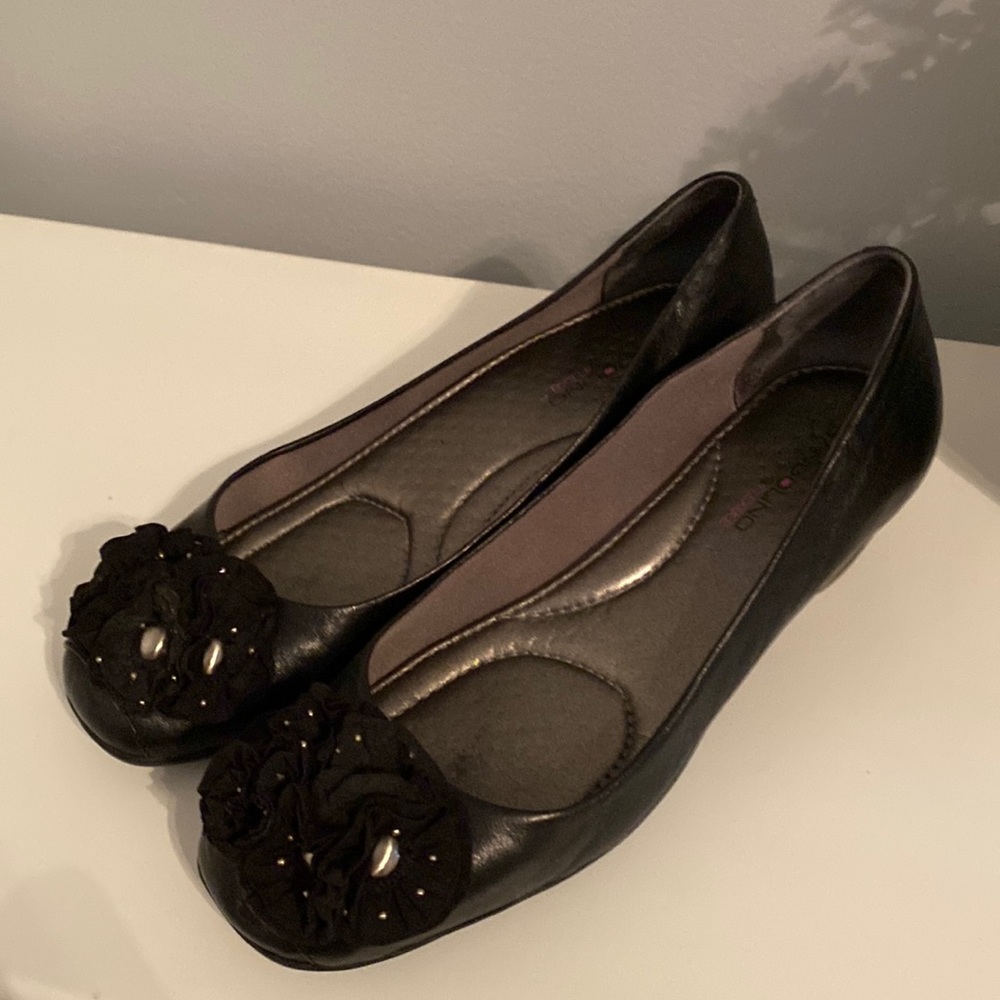 Bandolinos wedge shoe. Gently used. Cute leather flowers on toe dress them up